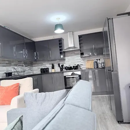 Stunning Near Shopping And Centres Leeds (West Yorkshire)