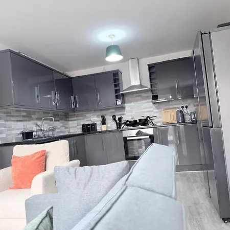 Stunning Near Shopping And Centres Leeds (West Yorkshire)
