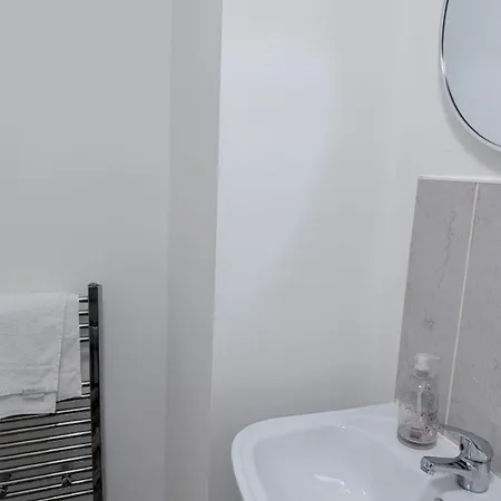 Stunning Near Shopping And Centres Homestay Leeds (West Yorkshire)