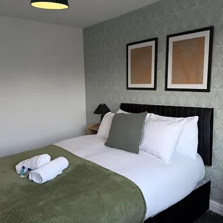 Stunning Near Shopping And Centres *