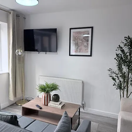 Stunning Near Shopping And Centres