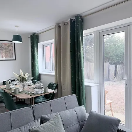 Stunning Near Shopping And Centres
