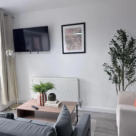 Stunning Near Shopping And Centres