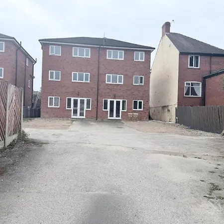 Stunning Near Shopping And Centres *