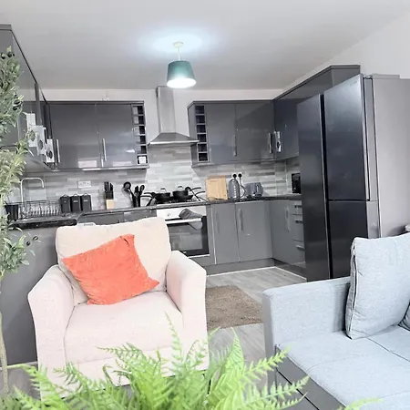 Stunning Near Shopping And Centres * Leeds (West Yorkshire)