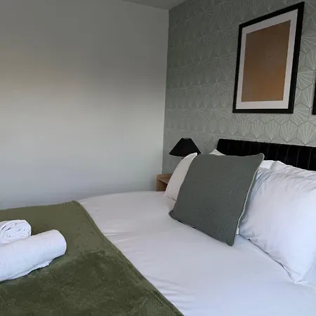 Stunning Near Shopping And Centres