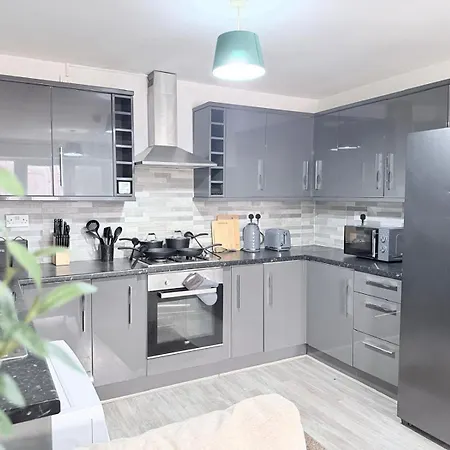 Stunning Near Shopping And Centres * Leeds (West Yorkshire)