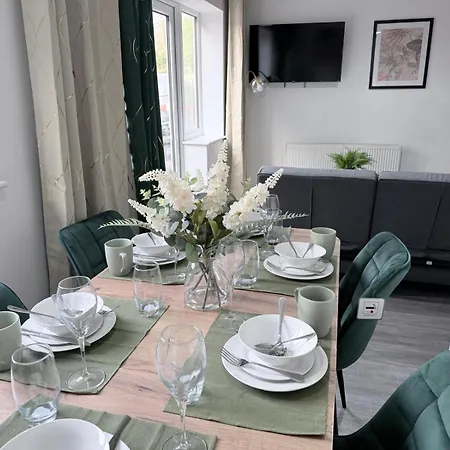 Stunning Near Shopping And Centres * Leeds (West Yorkshire)